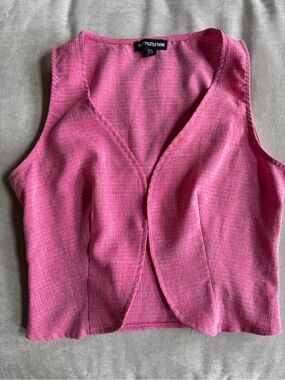 PrettyLittleThing Hot Pink V-Neck Sleeveless Crop Top